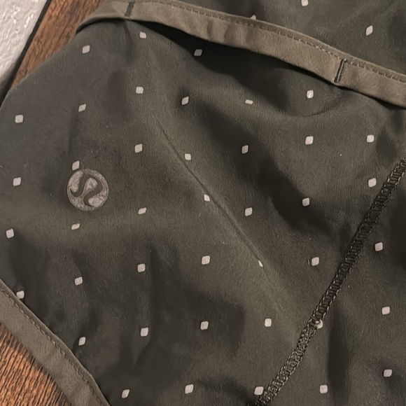 Lululemon shorts. Size 4 - Picture 3 of 6